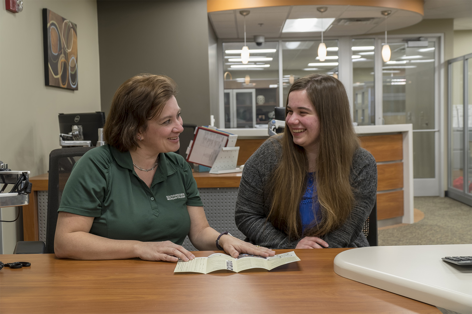 A student receiving advising