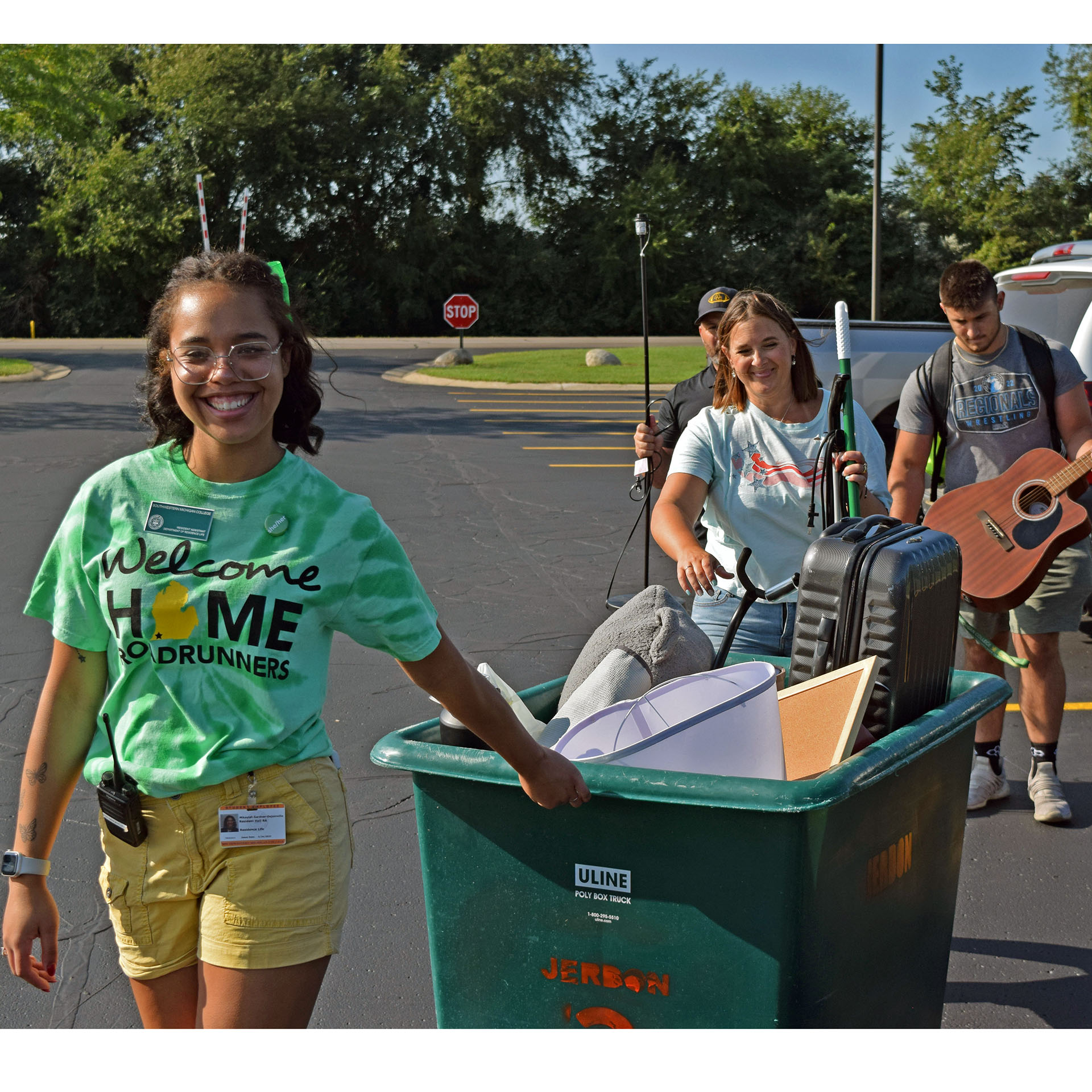 Mikayla Gardner moves students in during Welcome Week